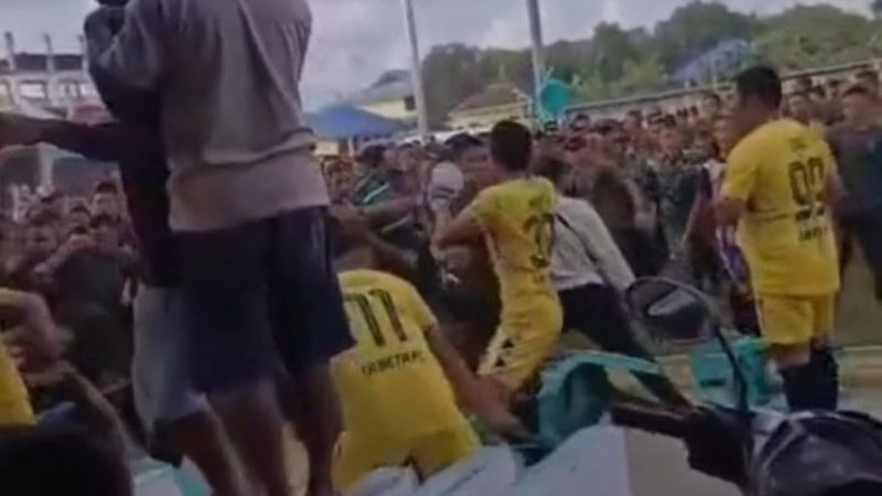 Bentrokan pecah antara prajurit TNI Batalyon Infanteri (Yonif) Teritorial Pembangunan 871/La Maindo melawan personil Brimob B Pelopor Batauga Polda Sulawesi Tenggara (Sultra), di Lapangan Sepakbola Lakarada, Kelurahan Lakambau, Kecamatan Masiri, Kabupaten Buton Selatan (Busel), Minggu (4/1/2026) sore. (Foto: potongan video)