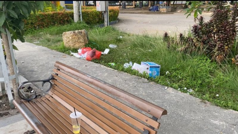 Jejak sampah ditinggal pengunjung bertebaran di sudut eks MTQ Kendari.