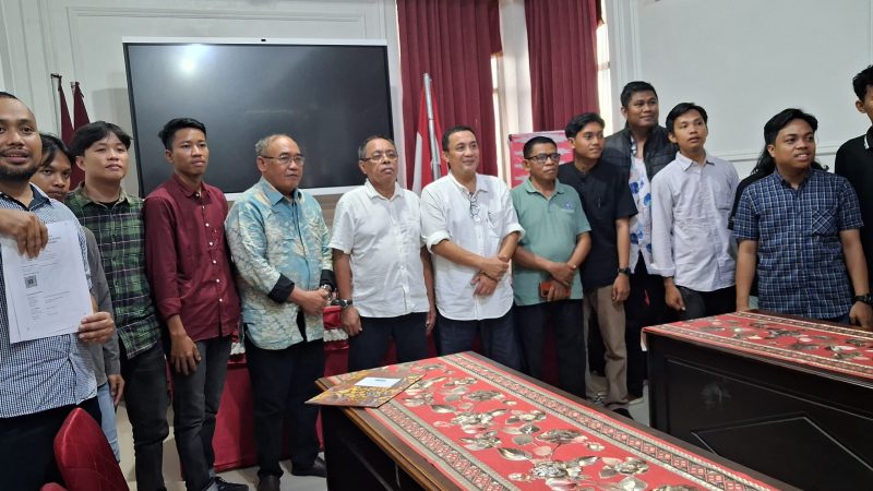 Ketua Yayasan Pendidikan Tinggi Sulawesi Tenggara (Dikti Sultra) Dr Oheo Kaimuddin Haris didampingi Pelaksana tugas (Plt) Rektor Unsultra Dr Abdul Nashar  bersama pengurus serta mahasiswa. (Foto: Fadli Aksar)