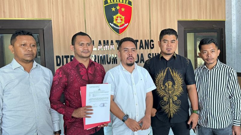 Ahli waris tanah Padang Pajjongang Kabupaten Bombana Suwandi Suaib Saenong didampingi kuasa hukumnya Abdul Razak Said Ali usai melaporkan Bupati Bombana Burhanuddin ke Ditreskrimum Polda Sultra, pada Kamis (15/1/2026). (Foto: Fadli Aksar)