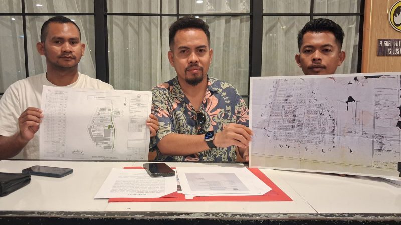 Abdul Razak Said Ali (tengah) Kuasa hukum Muh Herianto, ahli waris dari HM Sugianto, mantan Direktur PT Surya Cipta Asri Cendana, perusahaan pengembang perumahan Griya Asri Cendana. (Foto: Fadli Aksar)