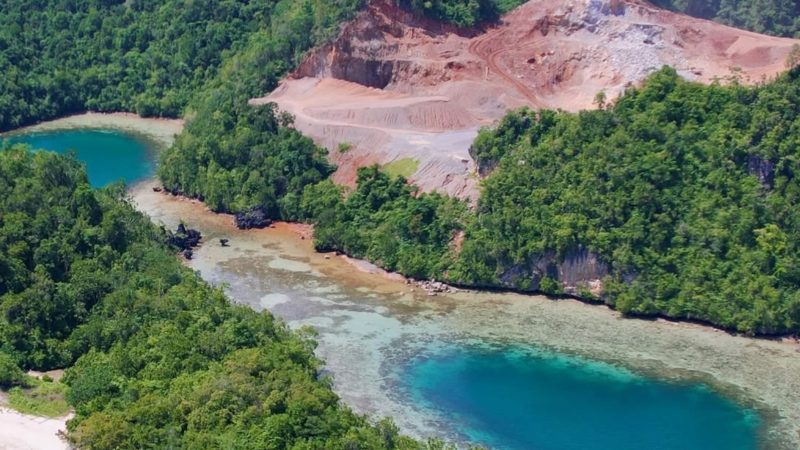 Aktivitas tambang batu membabat hutan di Pulau Senja, Moramo Utara, Konawe Selatan (Konsel), Sulawesi Tenggara (Sultra). (Foto: Instagram Rudy The Eksplorer)
