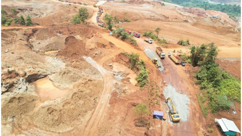 Aksi premanisme dengan memblokade jalan tambang menuju ke pelabuhan tambang di Desa Sopura, Kecamatan Pomalaa, Kabupaten Kolaka. (Foto: Istimewa)