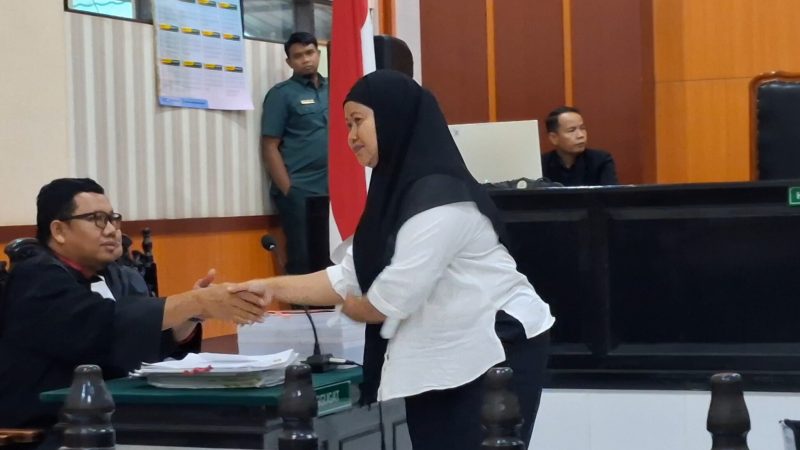Poesalina Dewi, seorang ibu rumah tangga (IRT) divonis 4 tahun 6 bulan penjara dan diwajibkan membayar uang pengganti Rp 6,5 miliar setelah terbukti korupsi tambang ilegal di Kolaka Utara (Kolut). (Foto: Fadli Aksar)