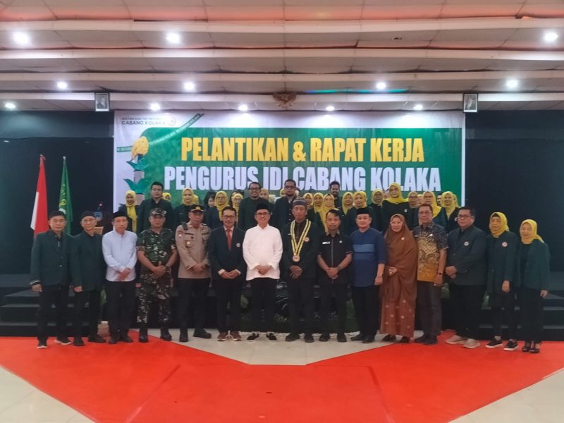 dr. Muhammad Aris resmi dilantik sebagai Ketua Ikatan Dokter Indonesia (IDI) Cabang Kabupaten Kolaka bersama jajaran pengurus periode 2025-2028. (Foto: Rik)
