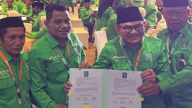 Jaelani (kanan), anggota Komisi IV DPR RI resmi dilantik sebagai Ketua DPW PKB Sultra untuk periode kedua di Jakarta. (Foto: Fadli Aksar)