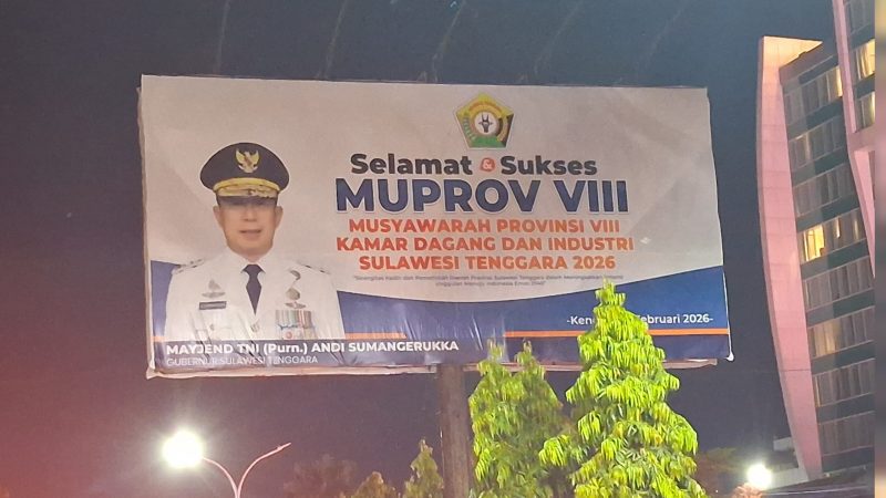 Billboard ucapan Musprov VIII Kadin Sultra  oleh Gubernur Sultra Andi Sumangerukka tanpa disandingkan dengan foto Wagub Sultra Hugua. (Foto: Fadli Aksar)
