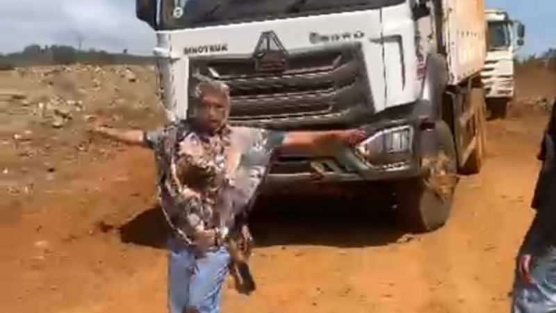 Darmawati (49) nekat mengadang truk besar pengangkut bijih nikel perusahaan tambang PT Riota Jaya Lestari (RJL), Desa Totallang, Kecamatan Batuputih, Kabupaten Kolaka Utara, Sulawesi Tenggara. (Foto: potongan video viral)