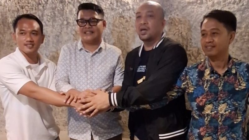 PT Swarna Dwipa Property dan pengusaha asal Kota Kendari, Aswin yang didampingi kuasa hukumnya berjabat tangan setelah keduanya bersepakat damai dan mengakhiri polemik penjualan tanah kavling yang dilaporkan ke Polresta Kendari. (Foto: Fadli Aksar)