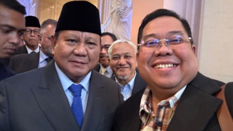 Ketua Kamar Dagang dan Industri Sulawesi Tenggara (Kadin Sultra) Anton Timbang (kanan) saat berswafoto dengan Presiden Prabowo Subianto kala kunjungan kerja di Perancis beberapa waktu lalu. (Foto: Istimewa)