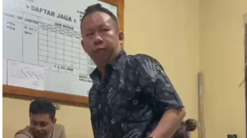 Kasi Keuangan Polres Konawe Selatan, IPTU Alman Kaslin ditahan Propam Polda Sultra usai digerebek istri sedang tidur dengan wanita diduga selingkuhan. (Foto: potongan video viral)
