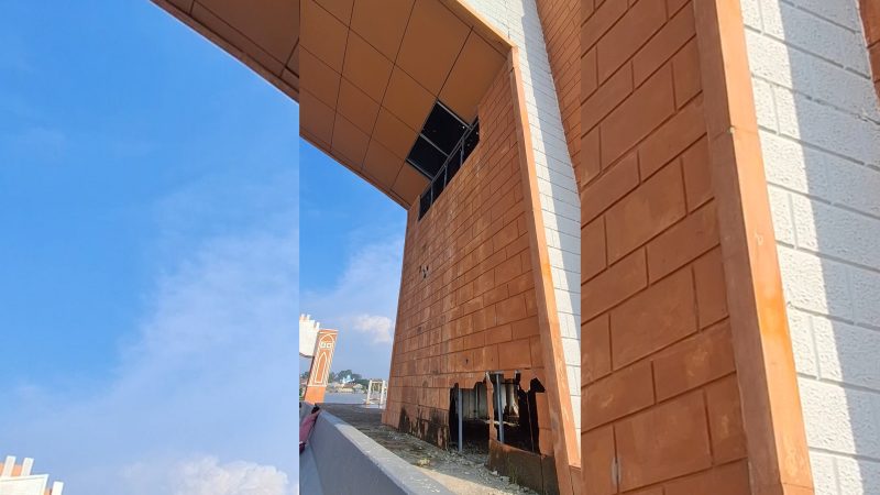 Gerbang Wisata Kendari - Toronipa kembali rusak. (Foto: Fadli Aksar)