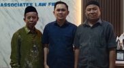Abdul Karim (72) dan Gunawan (70) ditetapkan sebagai tersangka oleh Ditreskrimsus Polda Sultra setelah mempertahankan lahannya dari perusahaan tambang di kampung Parubada, Kelurahan Routa, Kecamatan Routa, Kabupaten Konawe. (Foto: Istimewa)