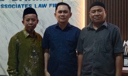 Abdul Karim (72) dan Gunawan (70) ditetapkan sebagai tersangka oleh Ditreskrimsus Polda Sultra setelah mempertahankan lahannya dari perusahaan tambang di kampung Parubada, Kelurahan Routa, Kecamatan Routa, Kabupaten Konawe. (Foto: Istimewa)