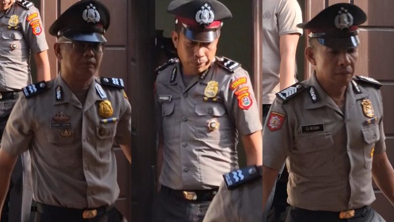 Tiga polisi anggota Polsek Poasia usai menjalani sidang pelanggaran kode etik profesi Polri (KEPP) Propam Polresta Kendari. (Foto: Fadli Aksar)