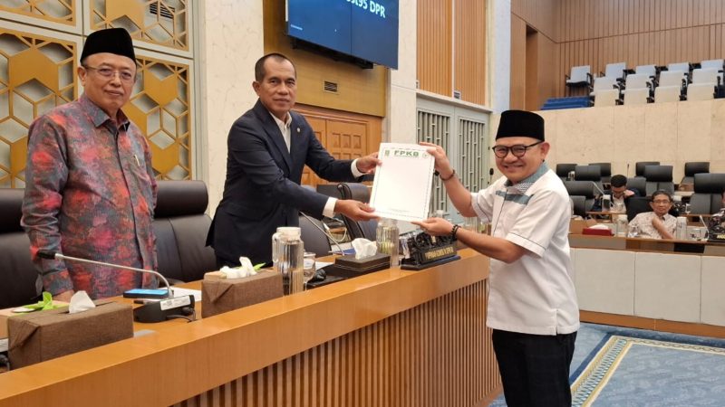 Anggota Komisi IV DPR RI asal Dapil Sultra, Jaelani (kanan). (Foto: Istimewa)