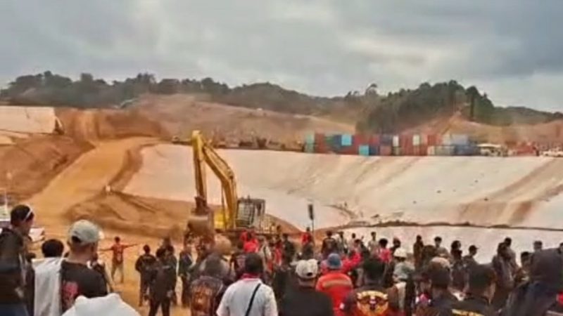 Kelompok massa berkumpul di areal tambang PT Toshida Indonesia, Kecamatan Pomalaa, Kabupaten Kolaka, pada Jumat (10/4/2026) pagi sekitar pukul 10.00 Wita. (Foto: Istimewa)