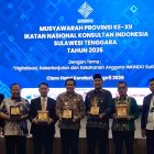 Penyerahan plakat saat sesi pembukaan Musyawarah Provinsi (Musprov) ke 12 Dewan Pimpinan Provinsi Ikatan Nasional Konsultan Indonesia SulawesiTenggara (DPP Inkindo Sultra) di Hotel Claro, Kota Kendari, pada Jumat (10/4/2026). (Foto: Fadli Aksar)
