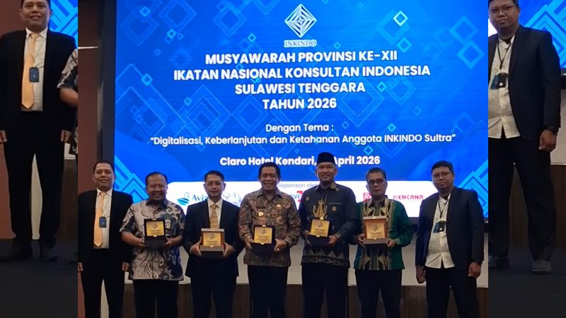 Penyerahan plakat saat sesi pembukaan Musyawarah Provinsi (Musprov) ke 12 Dewan Pimpinan Provinsi Ikatan Nasional Konsultan Indonesia SulawesiTenggara (DPP Inkindo Sultra) di Hotel Claro, Kota Kendari, pada Jumat (10/4/2026). (Foto: Fadli Aksar)