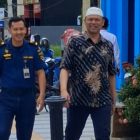 Supriadi (kopiah putih), terpidana kasus korupsi tambang yang divonis 5 tahun penjara bebas berkeliaran di Coffee Shop Ara Ara Kendari. (Foto: Fadli Aksar)