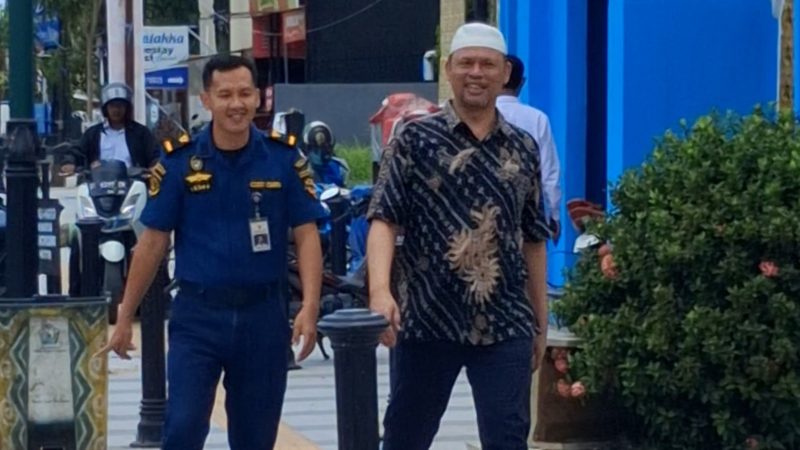 Supriadi (kopiah putih), terpidana kasus korupsi tambang yang divonis 5 tahun penjara bebas berkeliaran di Coffee Shop Ara Ara Kendari. (Foto: Fadli Aksar)