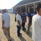 Dittipidter Bareskrim Polri menggeledah kediaman Ketua Kadin Sultra Anton Timbang. (Foto: Fadli Aksar)