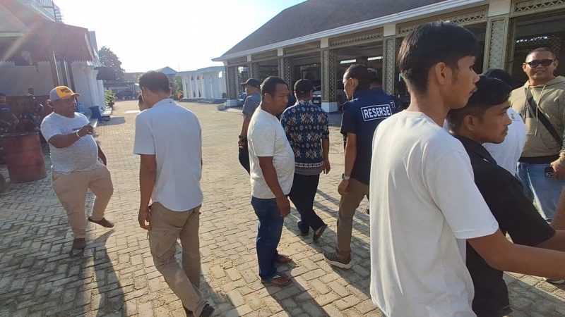 Dittipidter Bareskrim Polri menggeledah kediaman Ketua Kadin Sultra Anton Timbang. (Foto: Fadli Aksar)