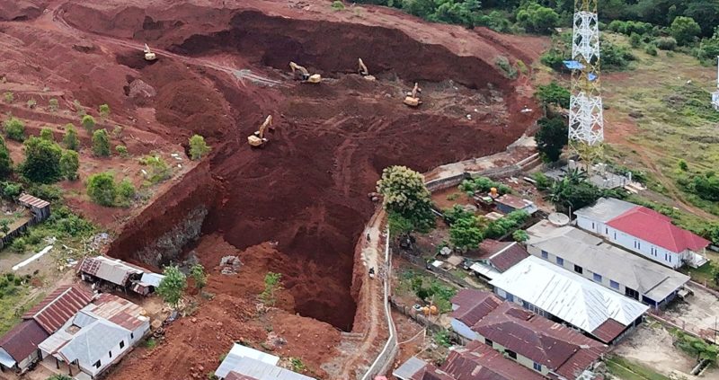 PT Wijaya Inti Nusantara (WIN) melakukan penambangan nikel tepat di belakang rumah warga, di Desa Torobulu, Kecamatan Laeya, Kabupaten Konawe Selatan, Sulawesi Tenggara. (Foto: warga Torobulu)
