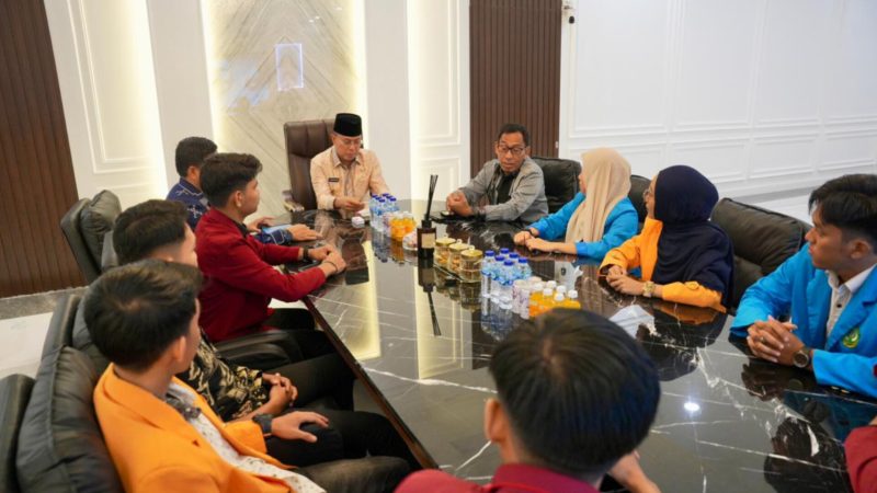 Gubernur Sulawesi Tenggara (Sultra) Andi Sumangerukka saat berdiskusi dengan ketua, sekretaris dan bendahara Badan Eksekutif Mahasiswa (BEM) dari 3 kampus di Kendari, pada Kamis (21/5/2026). (Foto: Istimewa)