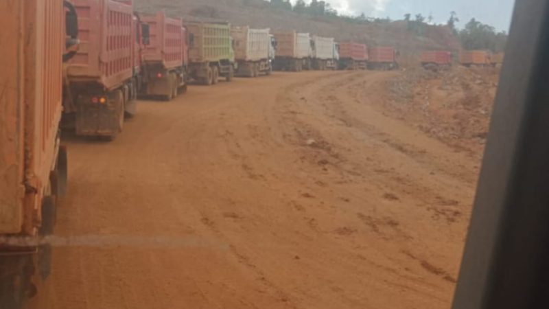 Antrean panjang dump truk PT Toshida Indonesia akibat aksi premanisme sekelompok orang. (Foto: Istimewa)