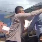 Kapolres Bombana AKBP Eko Sutomo mencekik mahasiswa saat demo protes jalan rusak di Tugu Kasipute, Kecamatan Rumbia, pada Selasa (2/6/2026) (Foto: potongan video viral)