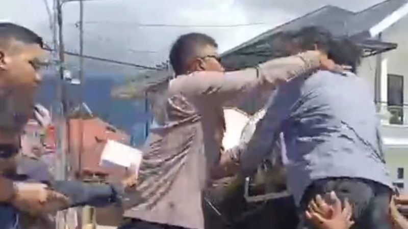 Kapolres Bombana AKBP Eko Sutomo mencekik mahasiswa saat demo protes jalan rusak di Tugu Kasipute, Kecamatan Rumbia, pada Selasa (2/6/2026) (Foto: potongan video viral)