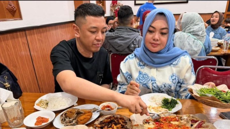Wali Kota Kendari, Siska Karina Imran dan suaminya Adriatma Dwi Putra (ADP) tengah makan bareng di tengah gugatan perceraian di Pengadilan Agama Kendari dan kasus KDRT di Polda Sultra. (Foto: Istimewa)