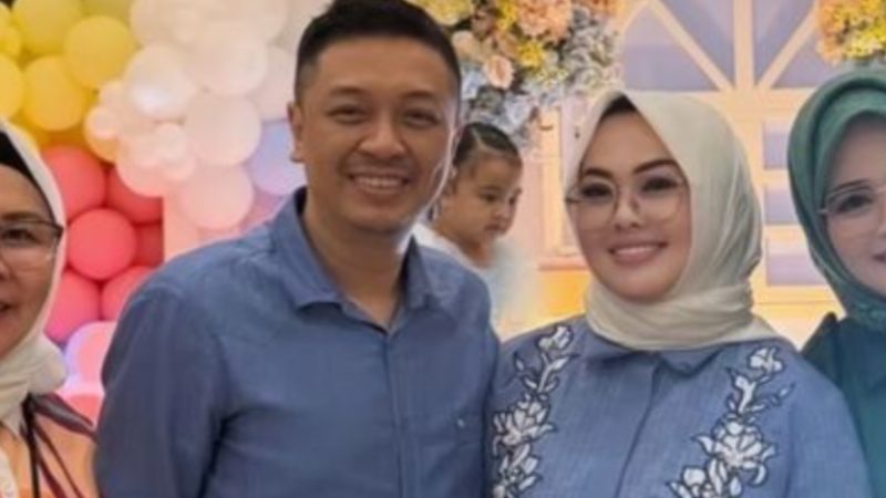 Suami Wali Kota Kendari, Siska Karina Imran, Adriatma Dwi Putra (ADP) (kiri) berpose usai merayakan ulang tahun sang anak di Restoran Padipadi, Kota Kendari. (Foto: Istimewa)