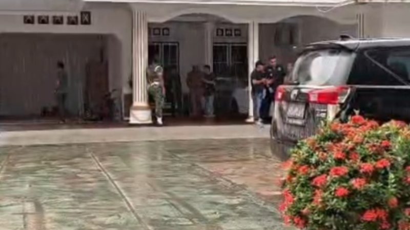 Rumah Jabatan (Rujab) Wakil Bupati Kolaka, Husmaluddin di Kelurahan Lamokato, Kecamatan Kolaka, digeledah Kejaksaan Tinggi Sulawesi Tenggara (Kejati Sultra), pada Selasa (23/6/2026) sore sekitar pukul 17.00 Wita. (Foto: Istimewa)