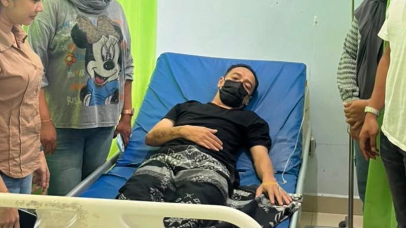 Arya Yudha Pratama, vokalis band Rockafada tersangka pemerkosaan anak tiri menjalani opname di Puskesmas Ranomeeto untuk mengobati sakit Tuberkulosis (TBC), pada Sabtu (4/7/2026). (Foto: Satreskrim Polresta Kendari)