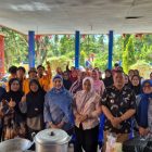 Dosen Universitas Halu Oleo (UHO) melatih ibu rumah tangga di Kelurahan Puday, Kecamatan Abeli, Kota Kendari mengolah dan mengemas bakso ikan pada Selasa, 4 Agustus 2026. (Foto: Istimewa)