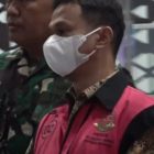 Mantan Kepala Bidang Mineral dan Batubara (Minerba) Dinas ESDM Sultra, Muhammad Hasbullah Idris dibawa ke Rutan Salemba Cabang Kejaksaan Agung usai ditetapkan sebagai tersangka korupsi ekspor nikel PT Ceria Nugraha Indotama (CNI). (Foto: Kejagung)