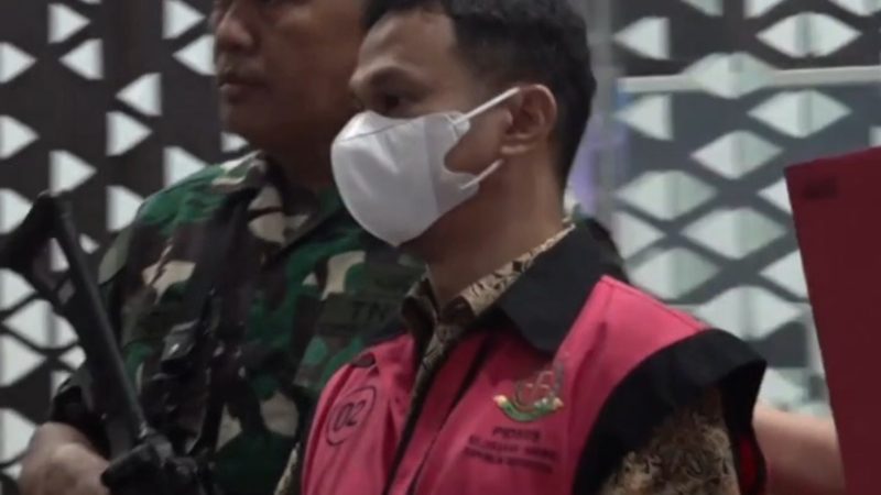 Mantan Kepala Bidang Mineral dan Batubara (Minerba) Dinas ESDM Sultra, Muhammad Hasbullah Idris dibawa ke Rutan Salemba Cabang Kejaksaan Agung usai ditetapkan sebagai tersangka korupsi ekspor nikel PT Ceria Nugraha Indotama (CNI). (Foto: Kejagung)