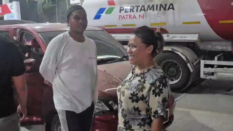 Ardila (34) kedapatan oleh Wakil Wali Kota Kendari, Sudirman mengisi kendaraan sebanyak 3 kali di SPBU Saranani.  (Foto: potongan video)