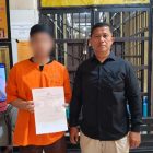 Pria asal Kolaka Timur ditangkap Subdirektorat Siber Ditreskrimsus Polda Sultra usai membobol akun Shopee warga Malaysia. (Foto: Polda Sultra)