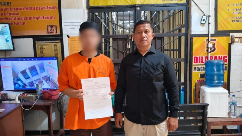 Pria asal Kolaka Timur ditangkap Subdirektorat Siber Ditreskrimsus Polda Sultra usai membobol akun Shopee warga Malaysia. (Foto: Polda Sultra)