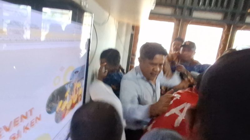 Kepala Dinas Pariwisata Sulawesi Tenggara (Kadispar Sultra) Ridwan Badallah berupaya menyelamatkan diri saat dikepung massa di kantornya, pada Rabu (28/10/2026). (Foto: Fadli Aksar)